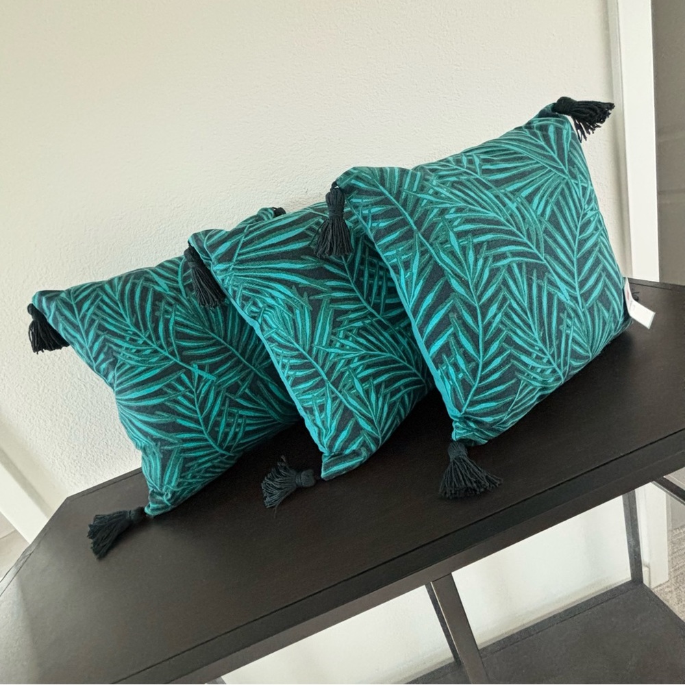 ❌SOLD❌ NWT Set of 3 Palm Leaf Print Tropical Tasseled Accent Pillows Teal Black - Picture 2 of 10